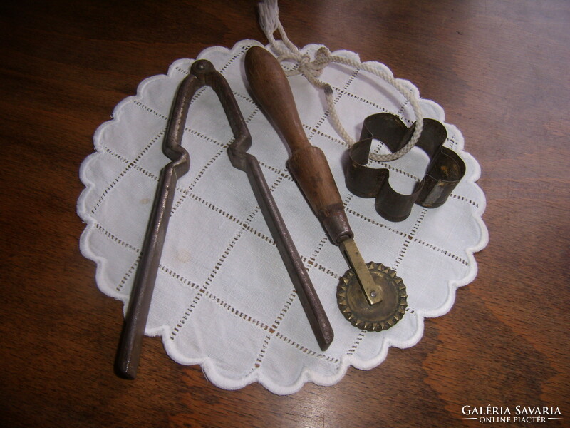 Nostalgic kitchen utensils from the beginning of the last century (four pieces including tablecloth)