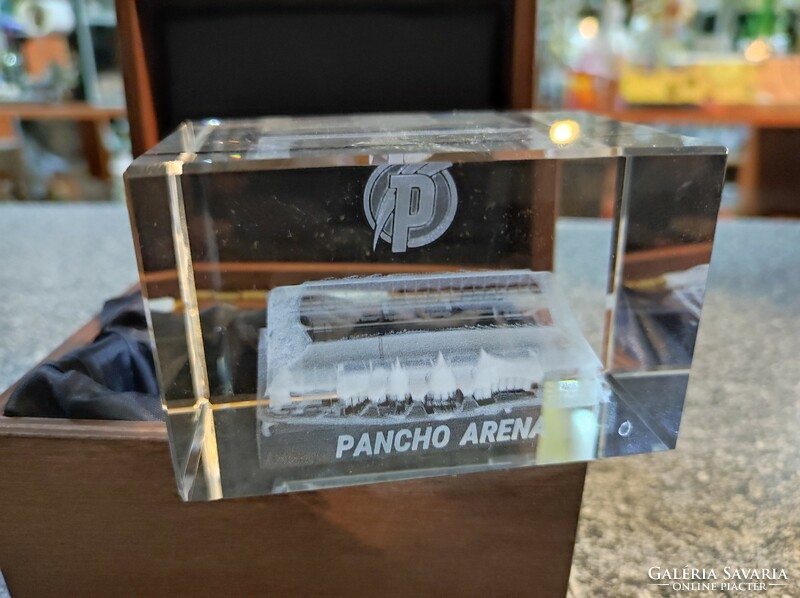 Pancho Aréna , 3D lézergravirozott kristálykocka..50x50x80 cm.. Fa Diszdobozban