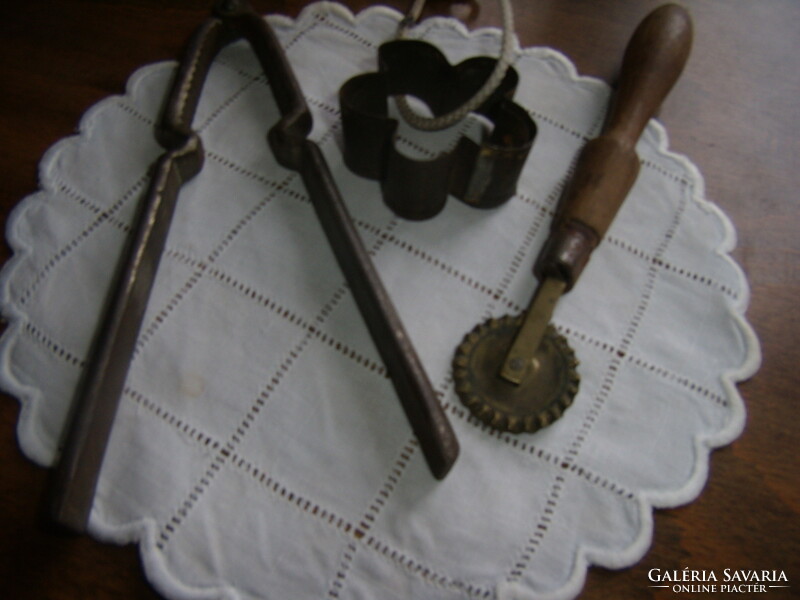 Nosztalgikus konyhai eszközök a múlt század elejéről (terítővel együtt négy darab)