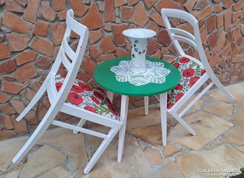 Beautiful peaceful round table and 2 chairs with poppy pattern furniture antiques nostalgia