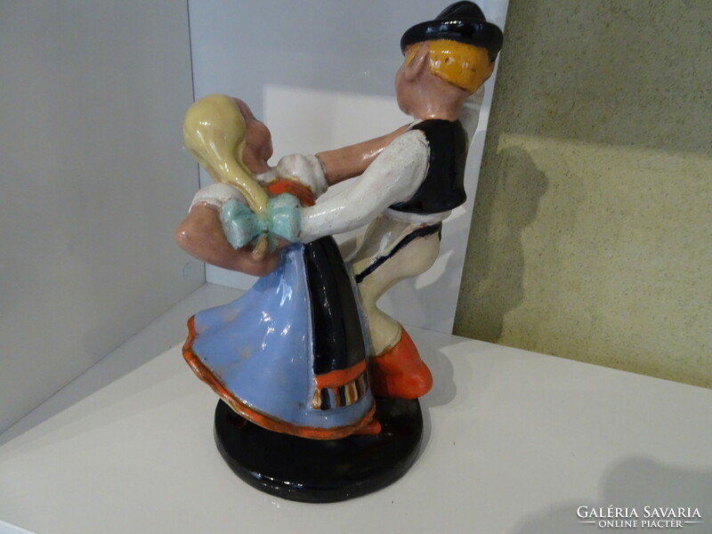Hops ceramic dancing couple, in perfect condition.