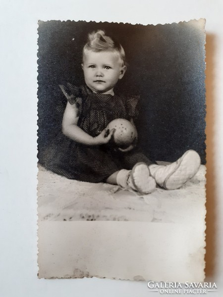 Régi gyerekfotó vintage fénykép kislány labdával