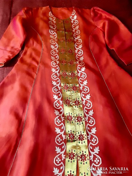 Indiai selyem ruha, arany díszítéssel, vékony vászon béléssel