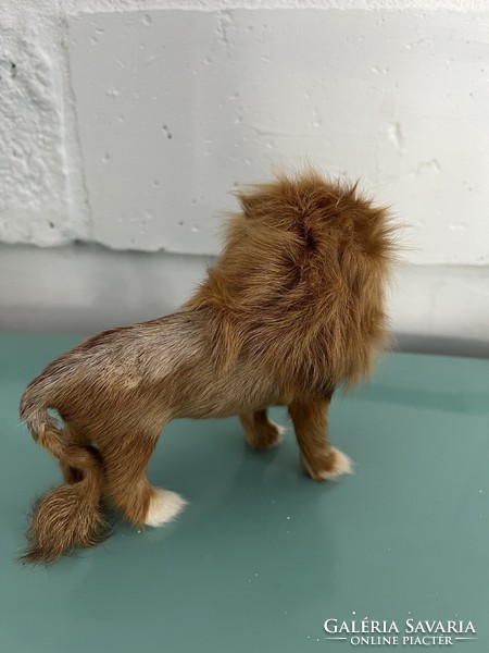 Régi valódi szőrrel borított oroszlán figura