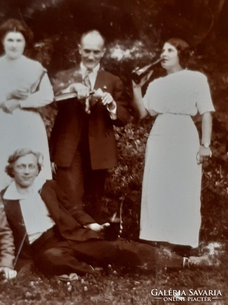 Régi fotó 1920 körül vintage piknik csoportkép fénykép levelezőlap
