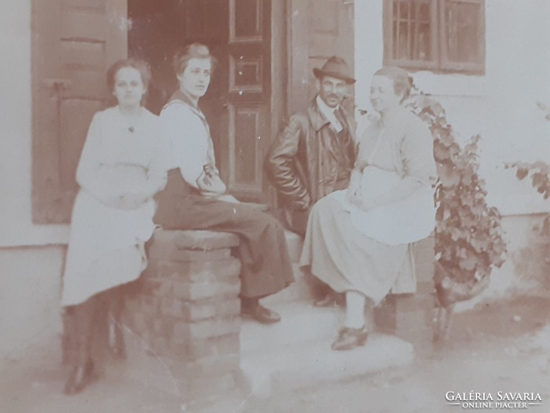 Régi fotó 1930 körül vintage udvari csoportkép fénykép levelezőlap