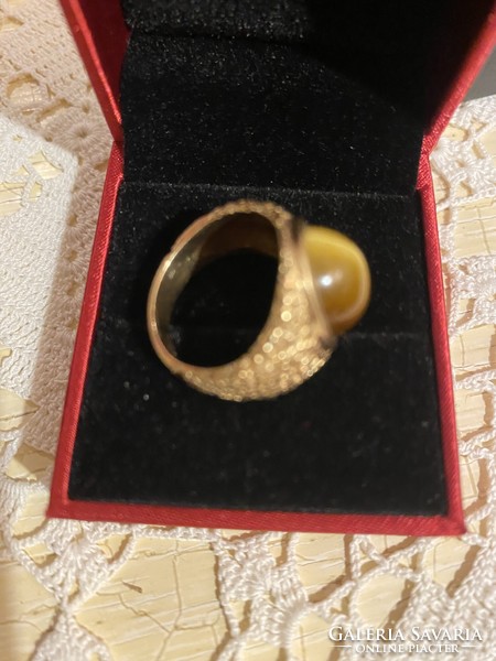 10 K. Marked gold ring, for sale with cabochon-cut cat stone