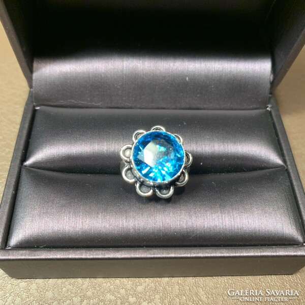 Különleges keleti ezüstözött gyűrű kék topáz színű kővel 8,5 méret (18,50 mm átmérő) indiai gyűrű
