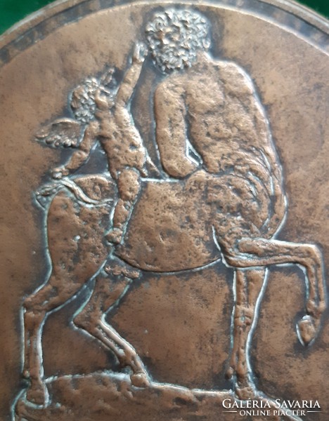 Pató Róza: Szerelmes Kentaur, 2004, bronz dombormű, relief, 161 mm