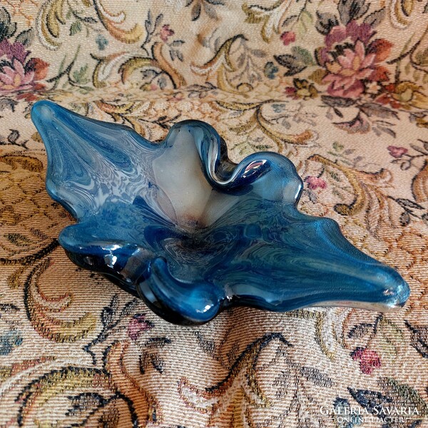 Szakított üveg irizáló,, foncsorozott" művészi üveg hamutál kék színben.