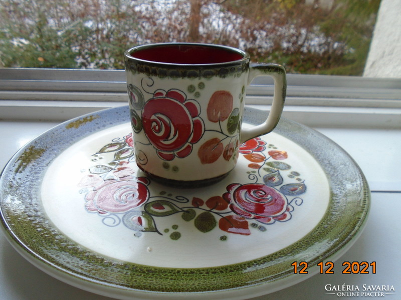 Kézzel festett majolika teás csésze tállal dombor vörös rózsa mintával Schramberg Majolika Fabrik