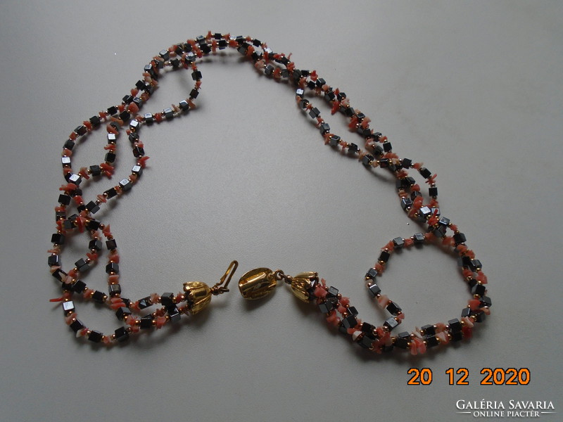 Spectacular gold-plated flower-shaped closing structure with 3 rows of hematite and pink coral necklaces