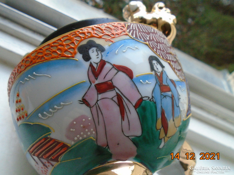 Satsuma moriage vase with 3 dragon dogs, life portrait, with the symbol of the Shimazu medieval shogun clan