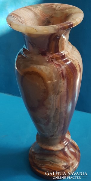 Ónix-márvány váza. Mag.: 25,5 cm.