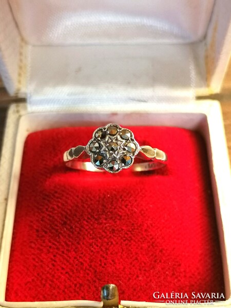 Antique daisy-marked silver ring with marcasite