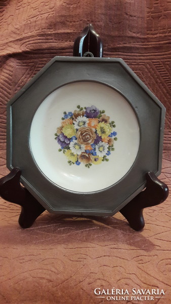 Virágos porcelán tányér ónkeretben, falitányér (M3228)