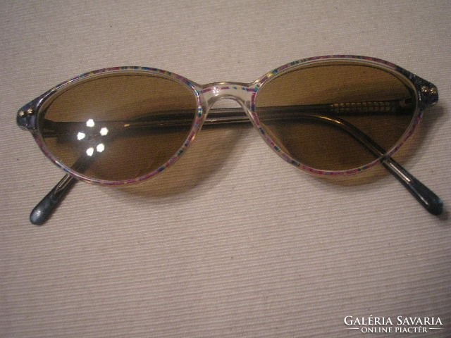 N3 retro sunglasses with colorful frames have little even sprung size in the picture