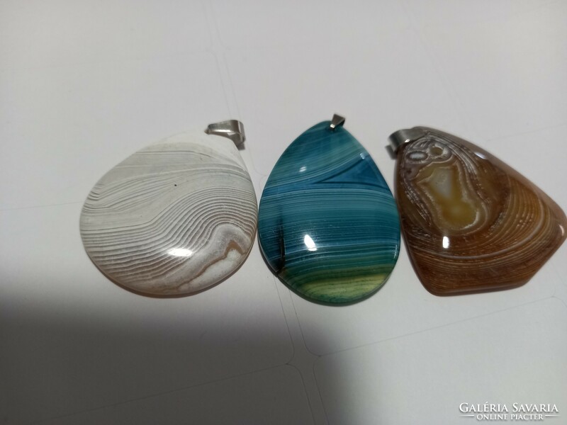 Wonderful agates attached as a pendant on a leather chain!