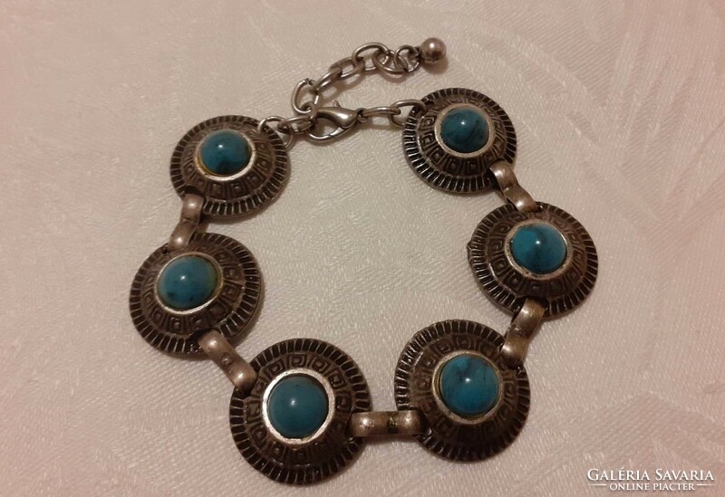 Showy metal bracelet with turquoise decoration