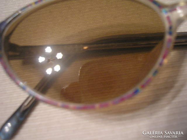 N3 retró napszemüveg színes keretű keveset  még rugózik​ méret a képen