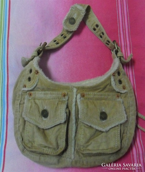 Stylish handbag made of corduroy with Gap teddy lining. Approx.: 30 x 23 cm.