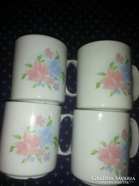 Virágos csészék bögrék