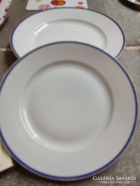 Zsolnay plates to make up for the gap