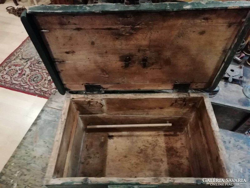 Worn soldier's chest, cleaned and treated, from the beginning of the 20th century, also treated inside, original fittings