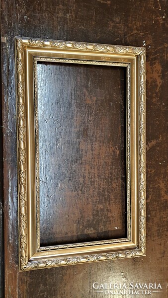 ( Ki)  Antik, ó-arany színű keretben, kicsike tükör. 27 x 45,5 cm.