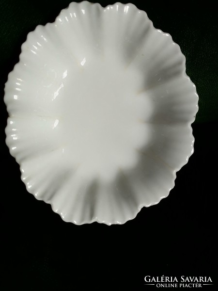 Antik régi fehér fodros peremű kis porcelán tálka, kínáló 1800-as évek vége, formaszámmal jelzett