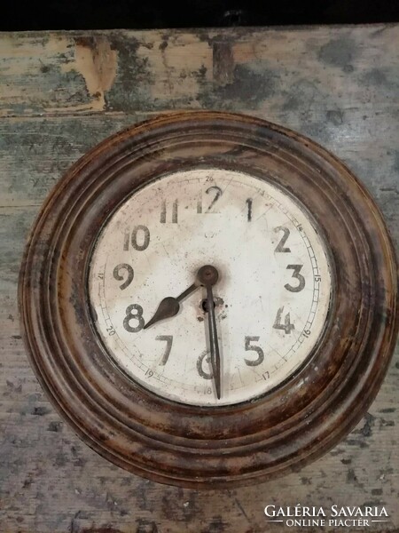 Várótermi óra, kalapóra a 20. század első feléből, mechanikus óra