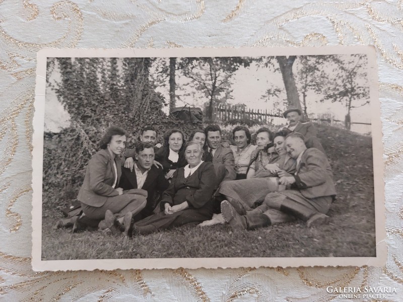 Régi fotó vintage csoportkép hölgyek férfiak