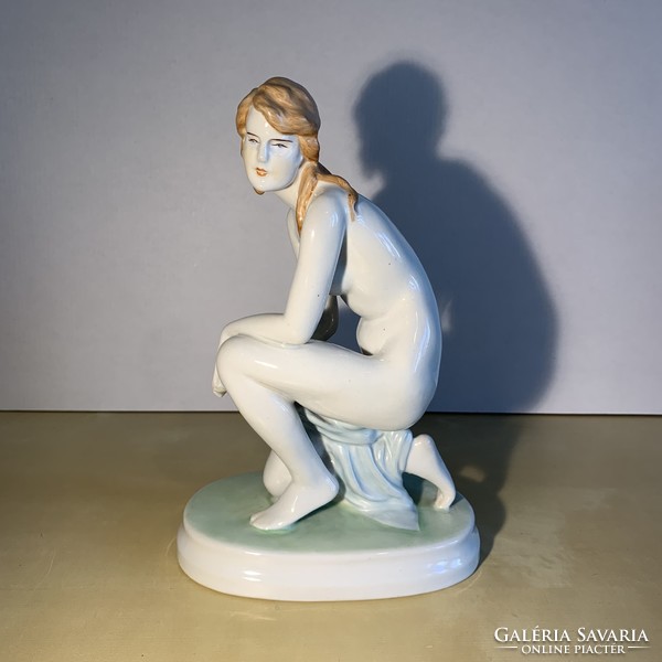Zsolnay női akt porcelán