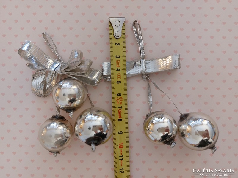 Régi üveg karácsonyfadísz ezüst kis gömbök retro masnis üvegdísz 2 db