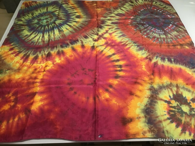 Batikolt selyemkendő mandalaszerű mintával, 90 x 84 cm