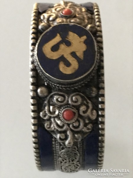 Ezüstözött nepáli kézműves karkötő Om szimbólummal, 6,8 cm belső átmérő