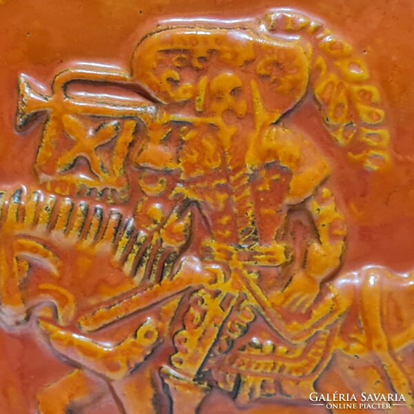 "Iparművészeti Vállalat" címkés, kürtölő lovas mintás, narancssárga mázas kerámia falidísz (2479)