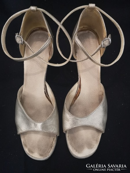 Táncos ezüst cipő,  kézzel készített, 25 cm talphossz.