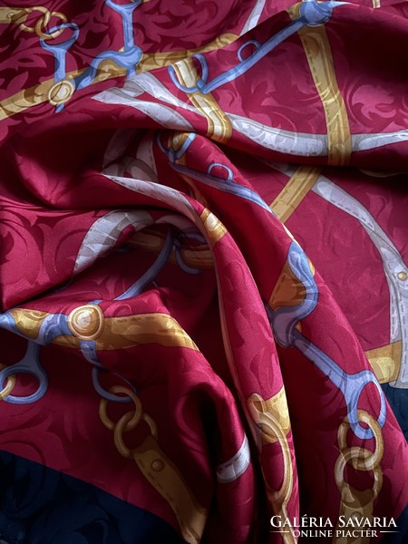 “Art of silk tie rack” lovas elegáns selyem kendő klasszikus mintával