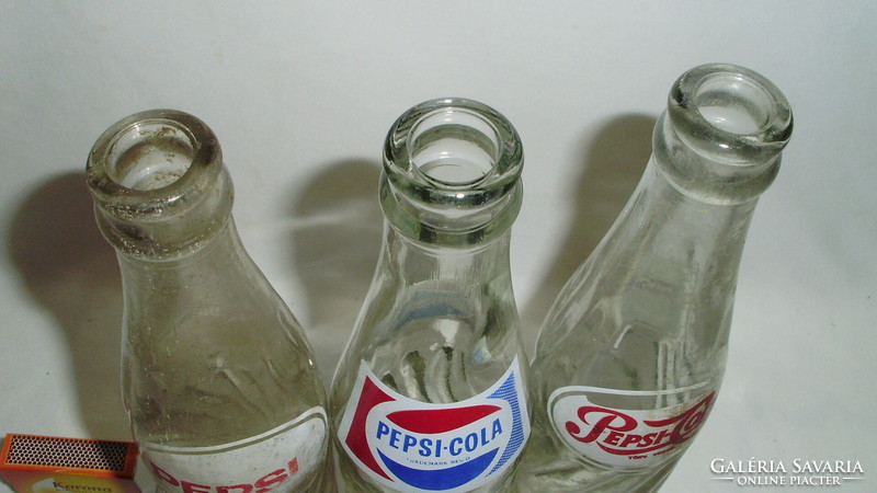 Három darab különböző retro Pepsi colás üdítős palack - együtt