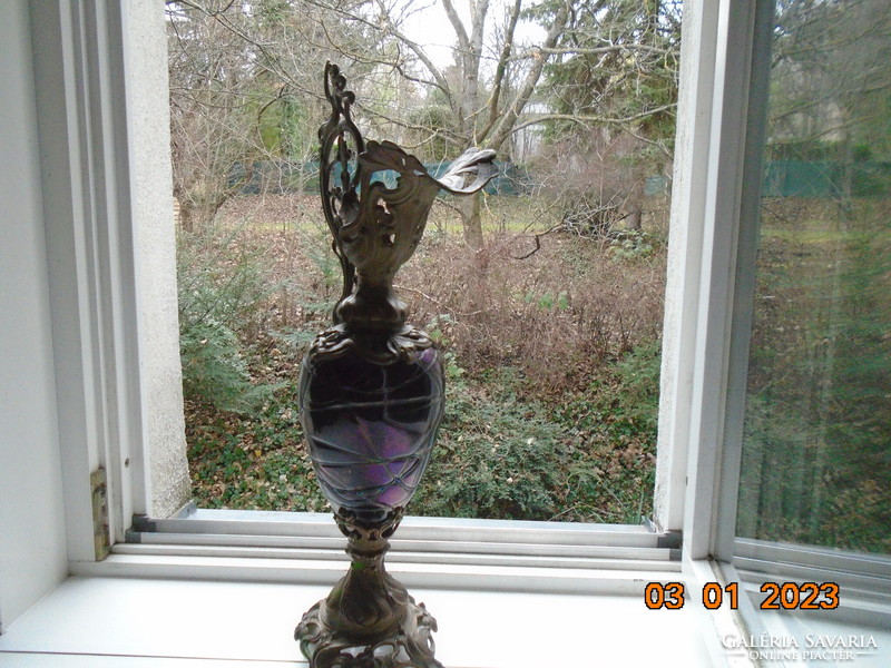 LOETZ eozinos lila üveg testtel Szecessziós látványos dísz karafa bronz szerelékkel, Nimfával 56 cm