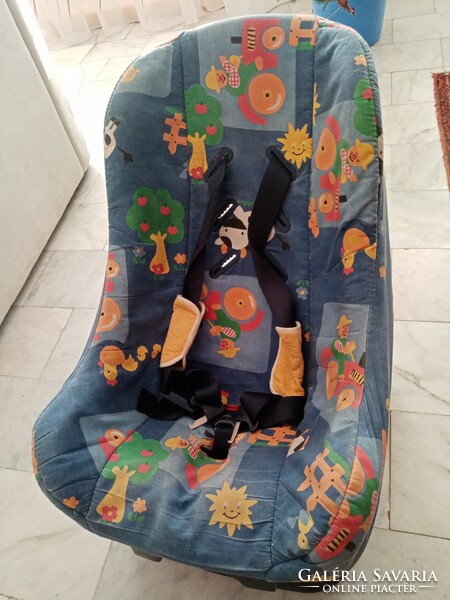 Baby / child car seat with blue - yellow pattern cover --- chair