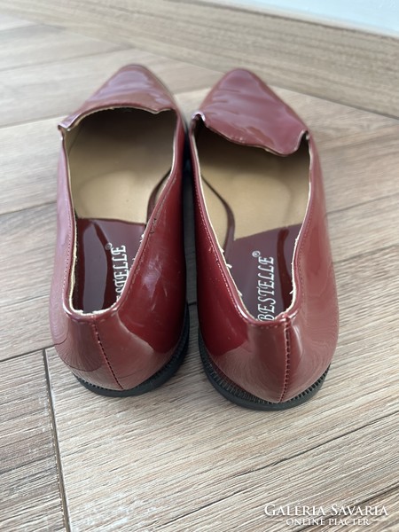 Burgundy lacquer shoes in good condition