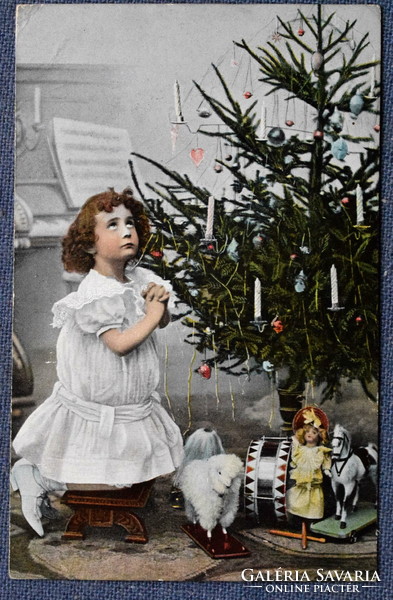 Antik karácsonyi fotó képeslap térdelő kisleány karácsonyfa régi játékok