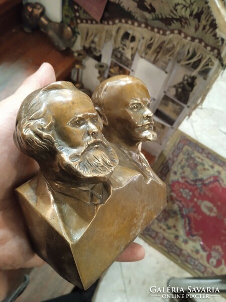 Lenin és Marx bronz szobra, 15 x 18 cm-es nagyságú.