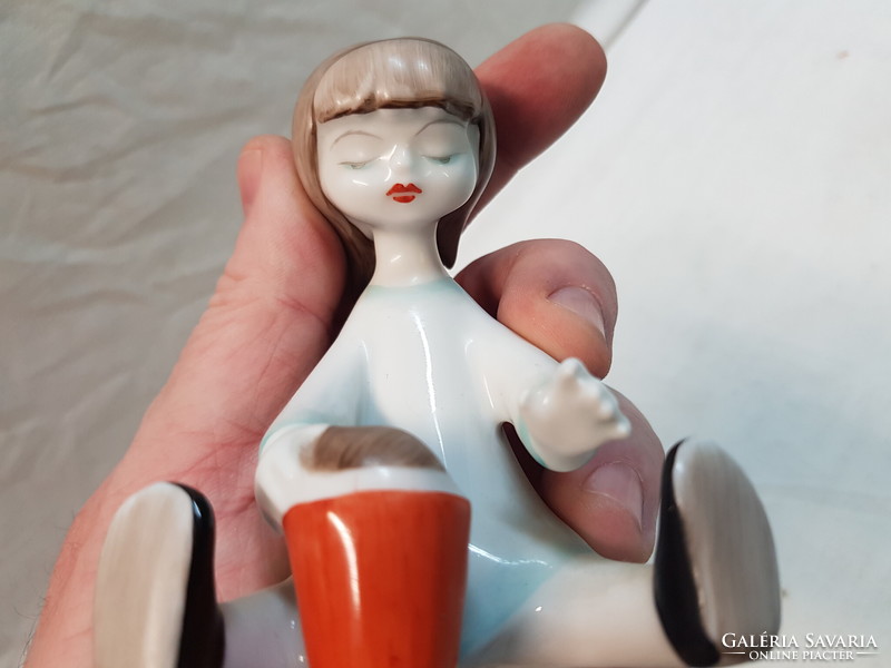 Hollóházi porcelán kislány figura.