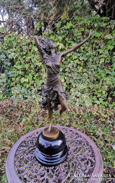 Táncosnő bronz szobor