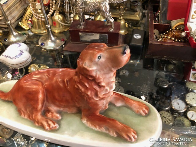 Porcelán kutya 1954-ből, kézifestésű, szignált, 30 cm-es nagyságú.