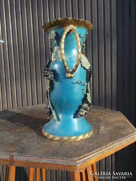 Régi, vasból készült, rátétekkel  díszitett váza   ---1---