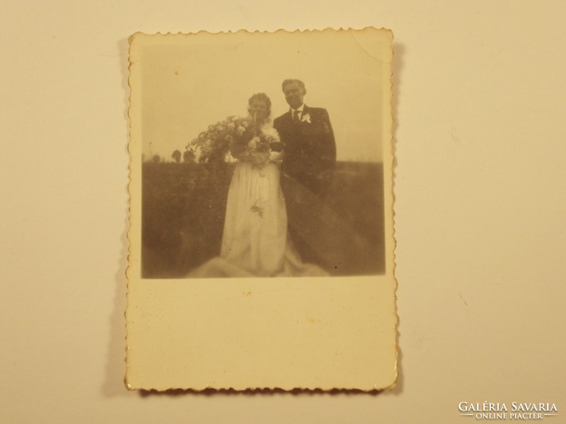 Régi fotó fénykép - Esküvő, vőlegény, menyasszony, virágcsokor, mező, rét - 1940-1950-es évek